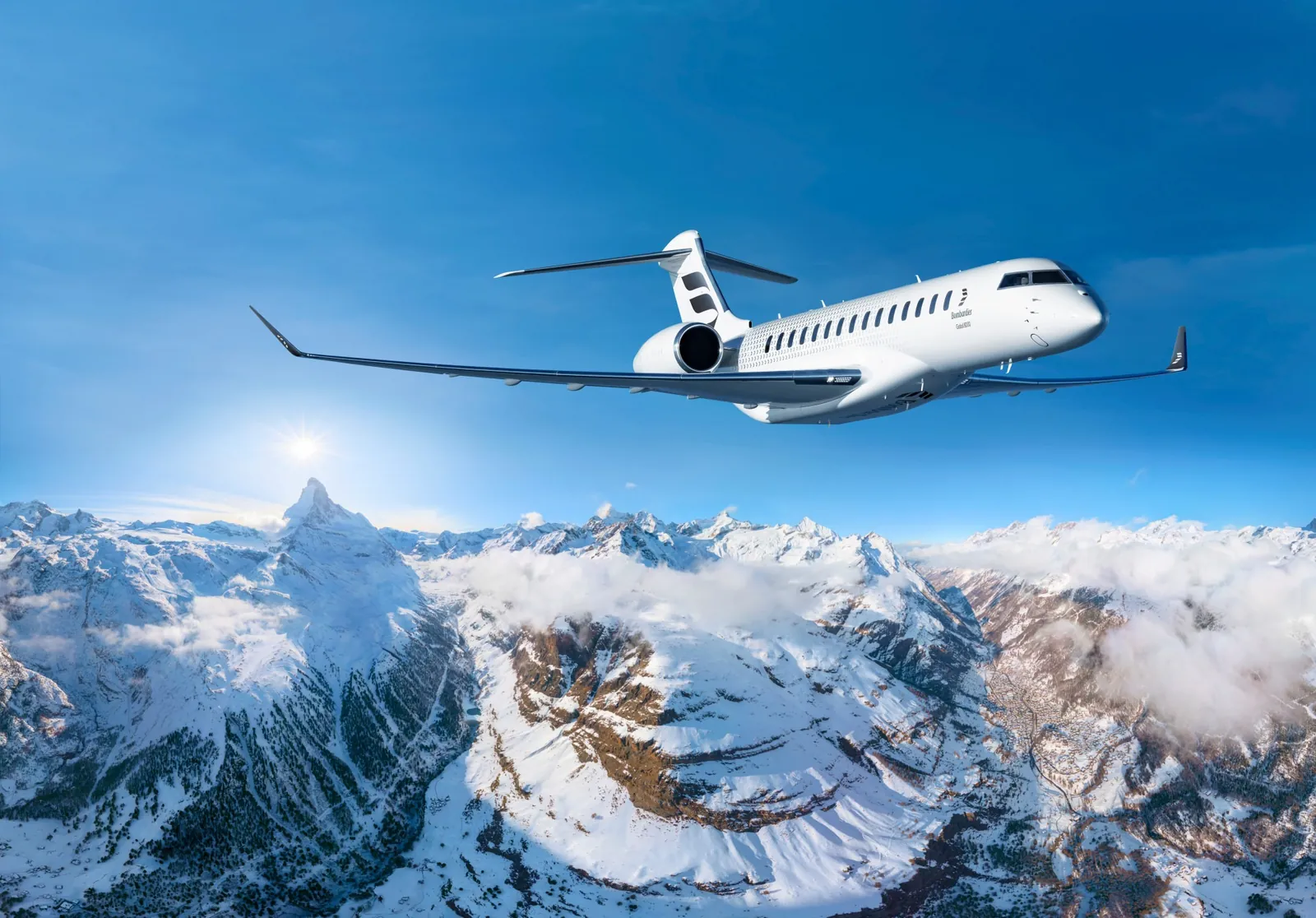 Bombardier Global 8000 im Flug über verschneiten Alpengipfeln
