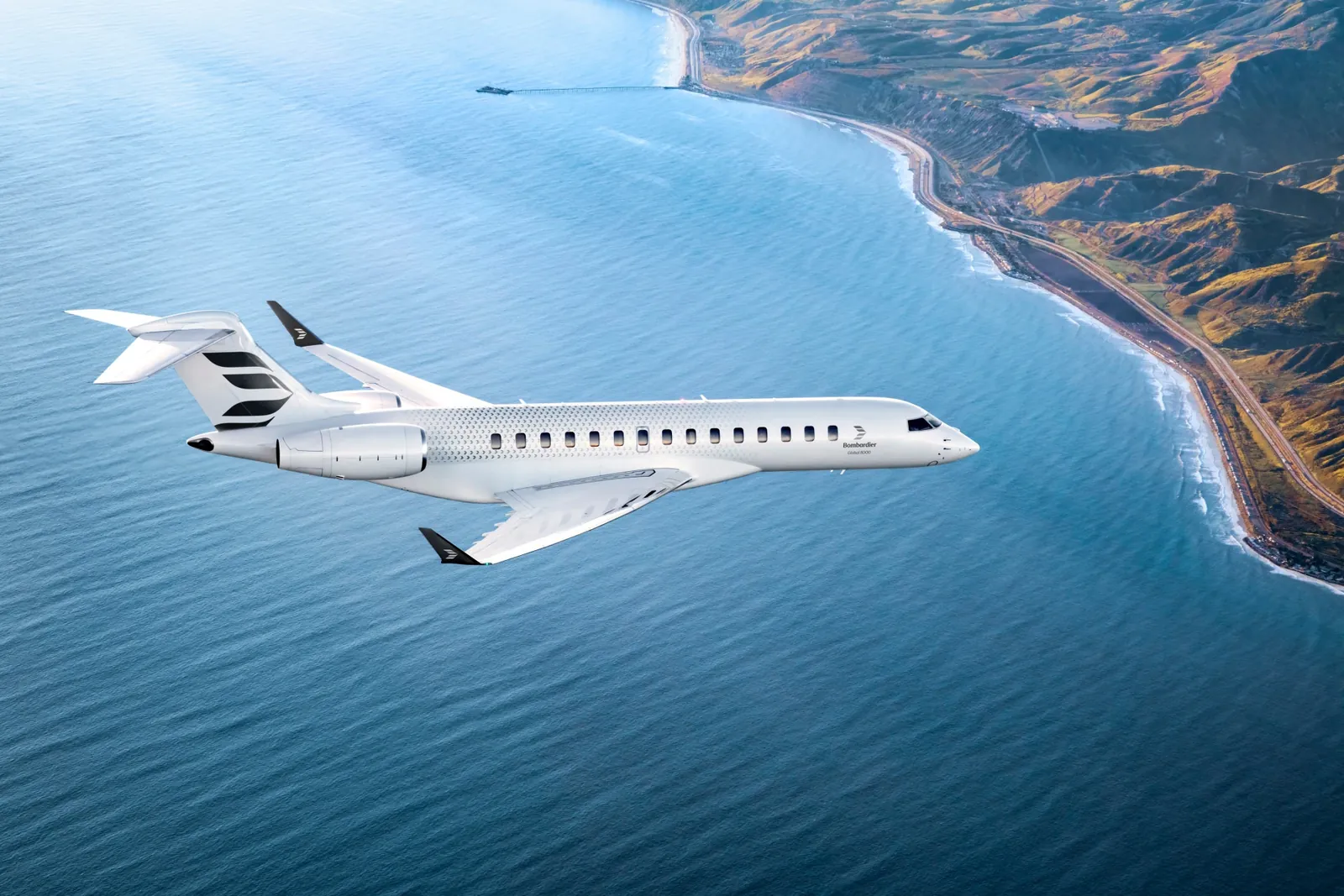 Bombardier Global 8000 im Flug über dem Meer vor einer Steilküste