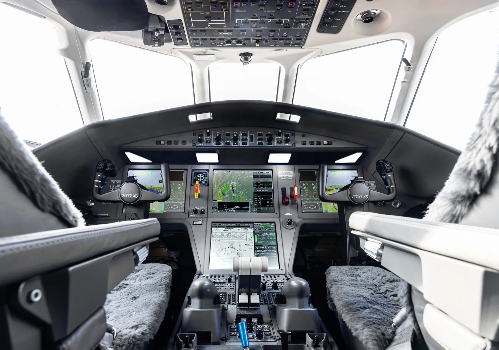 Cockpit der Dassault Falcon 2000LXS mit großen Bildschirmen, von der Kabine aus gesehen