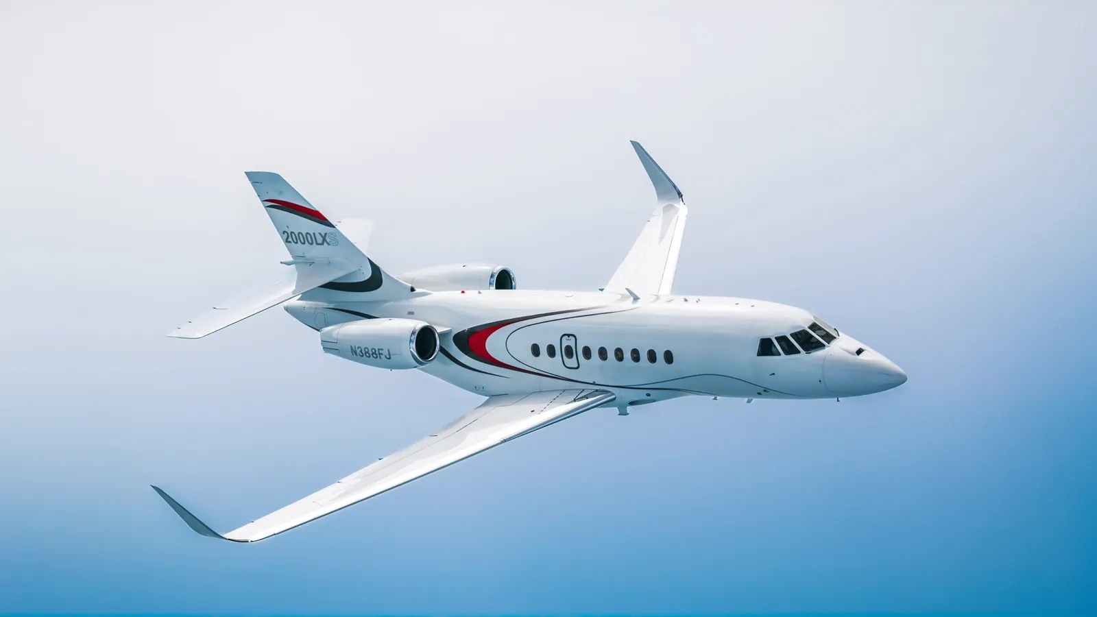 Dassault Falcon 2000LXS im Flug vor einem hellblauen Himmel