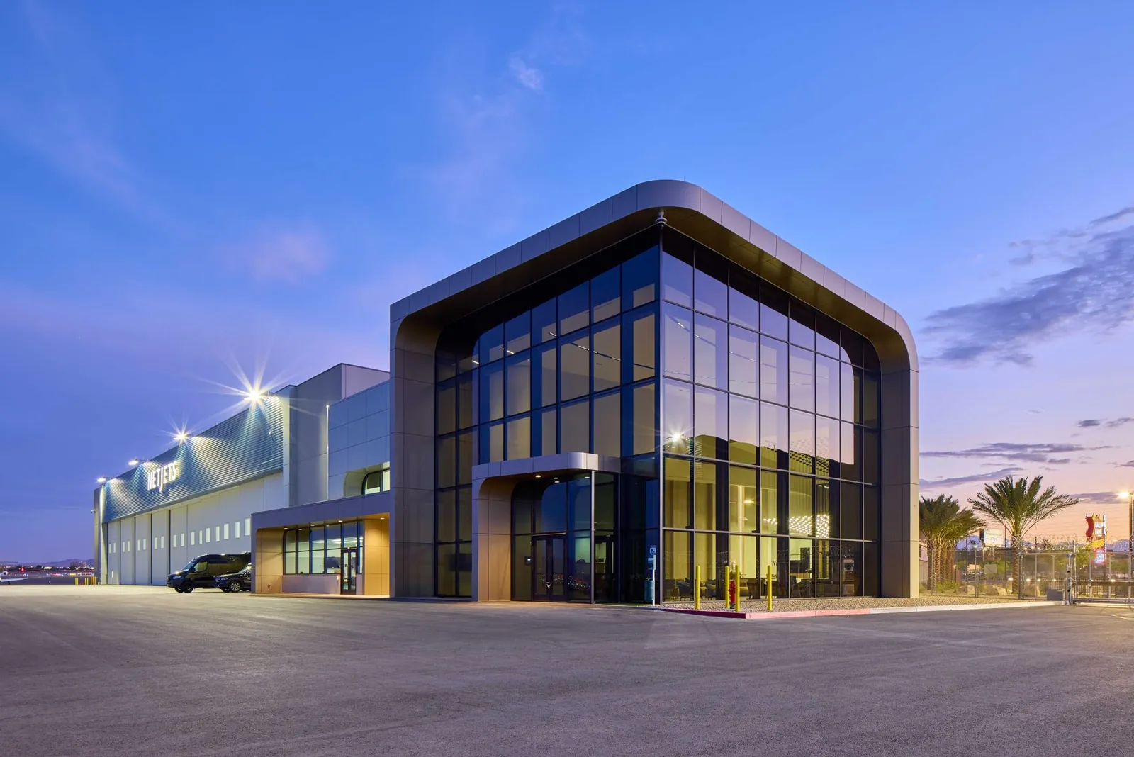 Privatterminal und Hangar von NetJets am Harry Reid International Airport in Las Vegas in der Abenddämmerung