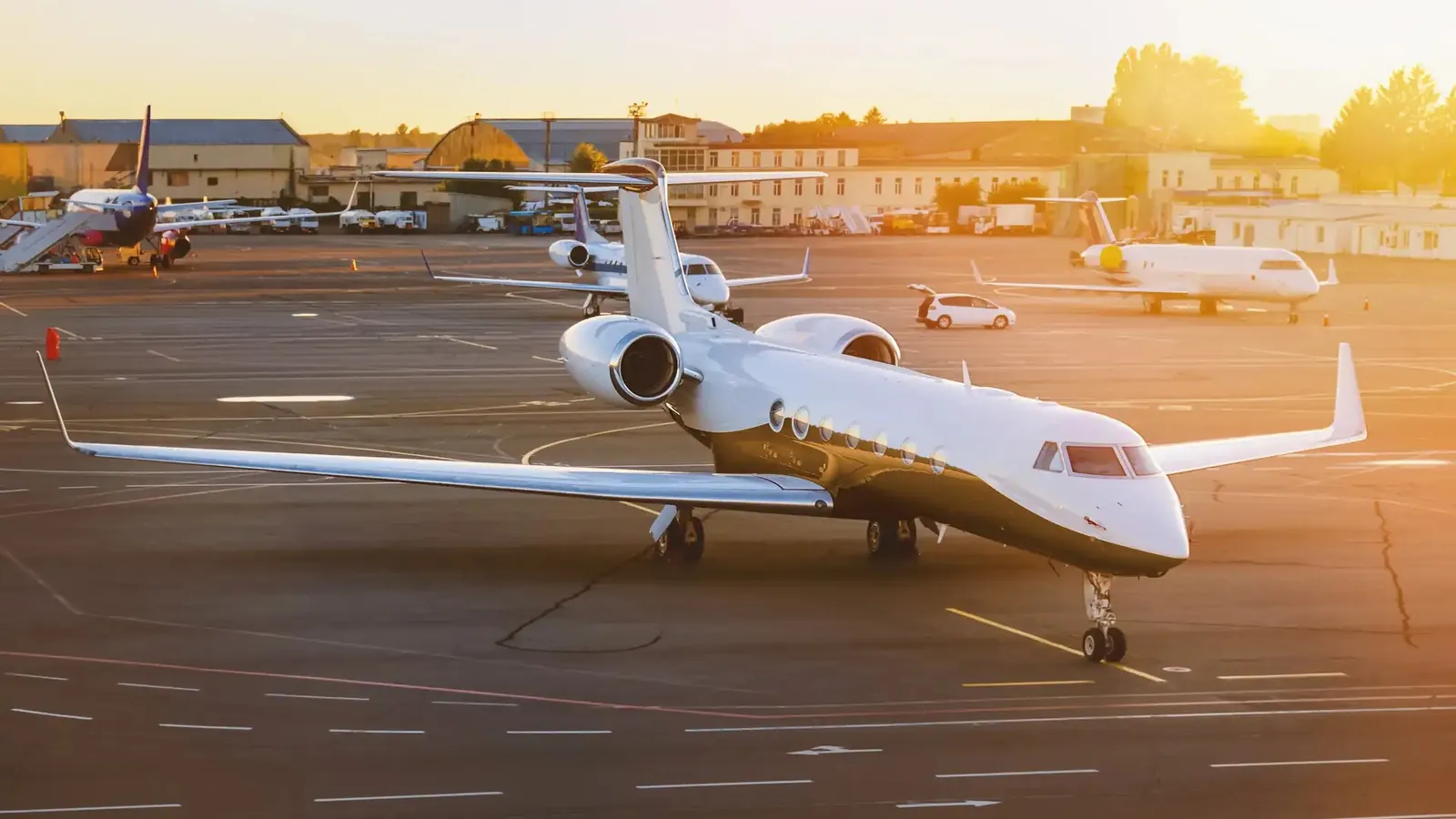 Ein Privatjet mit ausgeklappter Treppe auf dem Vorfeld